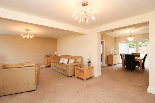 Lounge / Dining R...