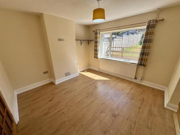 Living Room (1/4)