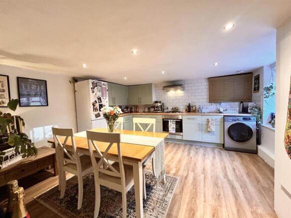 2 bed House for sale Image 6