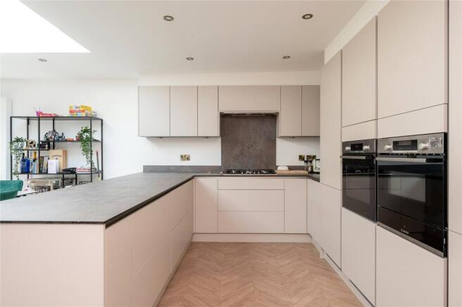 5 bed Bungalow for sale Image 6