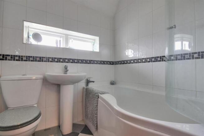 4 bed Detached for sale Image 11
