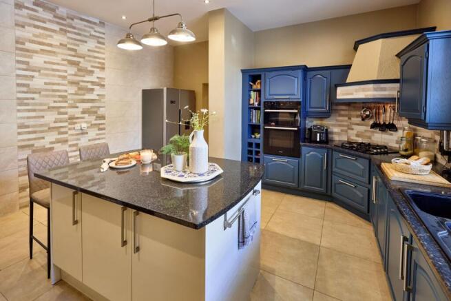 6 bed Detached for sale Image 5