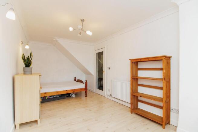 Bed 3 / Dining Room