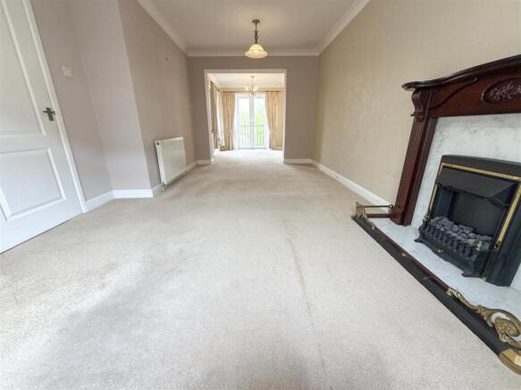LOUNGE DINING ROOM