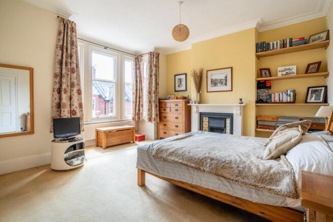 5 bed Town House for sale Image 8