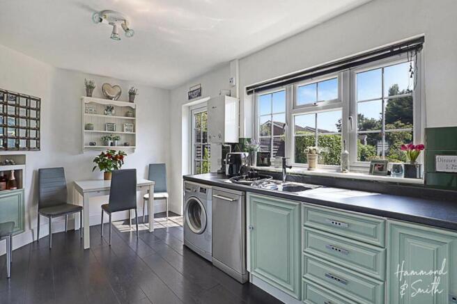 KITCHEN/DINING ROOM
