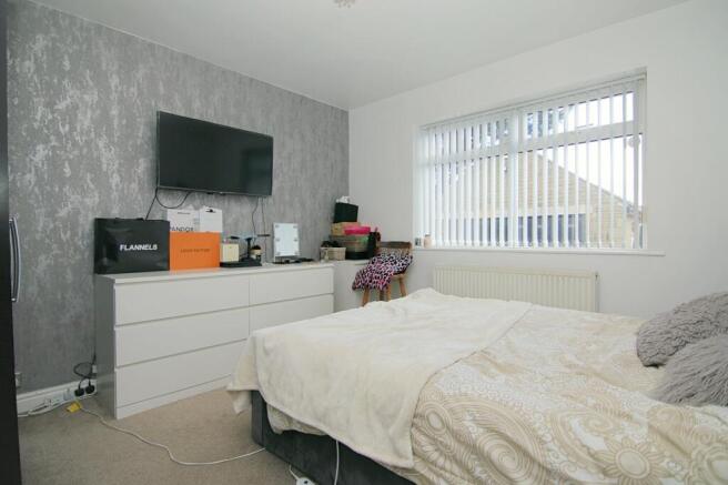 5 bed Detached for sale Image 7