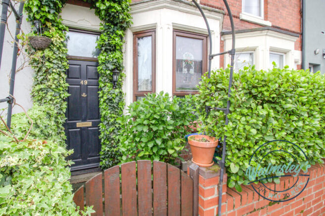 Gated private walled foregarden