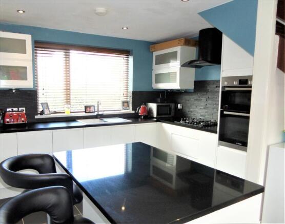 KITCHEN / BREAKFAST ROOM