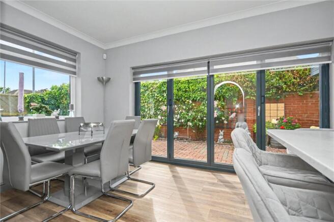 4 bed Bungalow for sale Image 4
