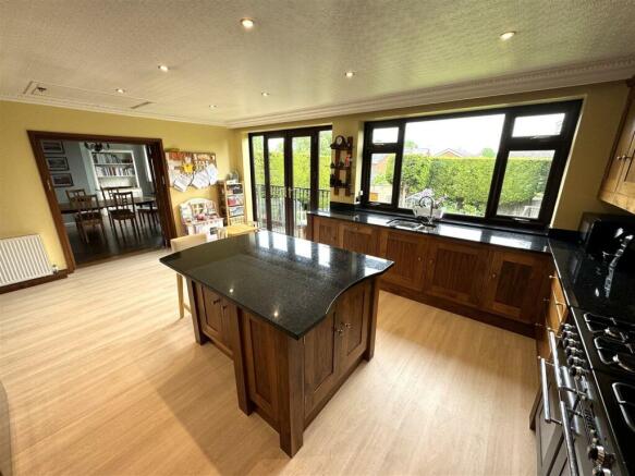 LIVING KITCHEN
