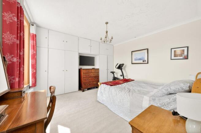 5 bed Detached for sale Image 11