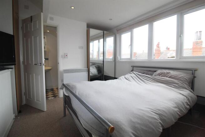 1 bed Apartment to rent Image 4