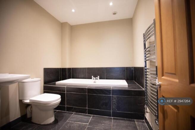 5 bed Semi-Detached to rent Image 7