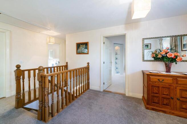 5 bed Detached for sale Image 11