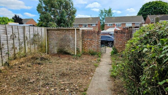 35 Brockworth rear garden.jpg