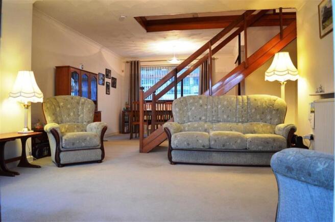 LOUNGE/DINING AREA