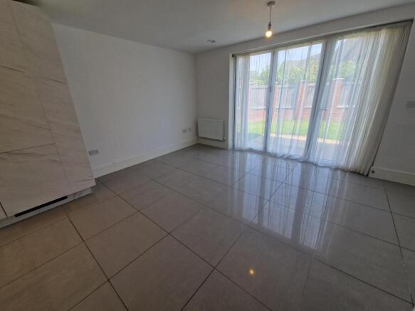 4 bed Detached to rent Image 6