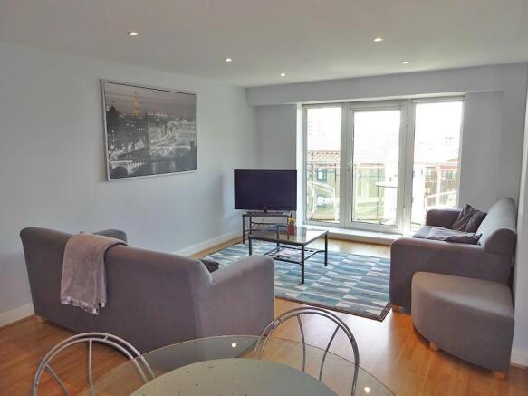 3 bed Apartment to rent Image 4