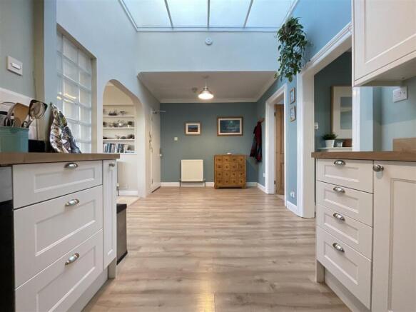 3 bed Flat for sale Image 11