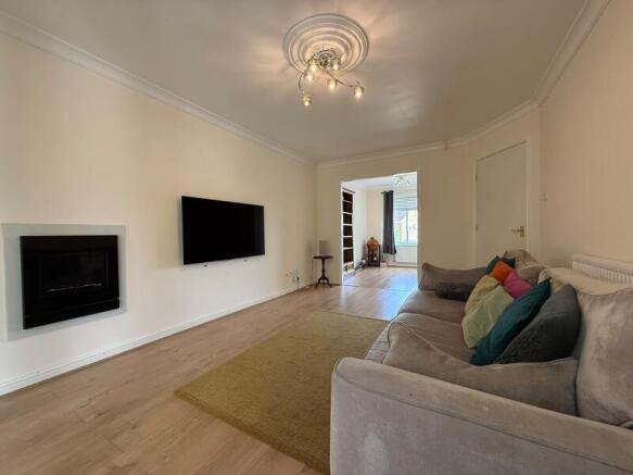 4 bed Detached to rent Image 4
