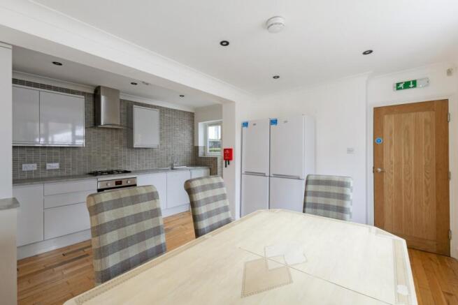 102876_10-Hutton-...