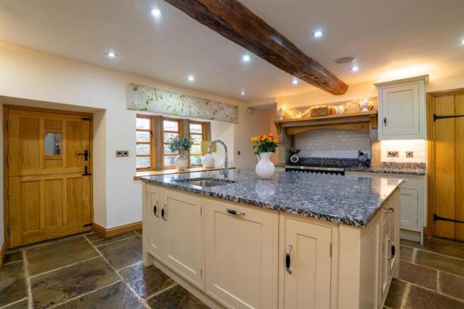 5 bed House for sale Image 7