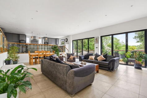 Walkfield Drive, Epsom Downs, KT18 5UF