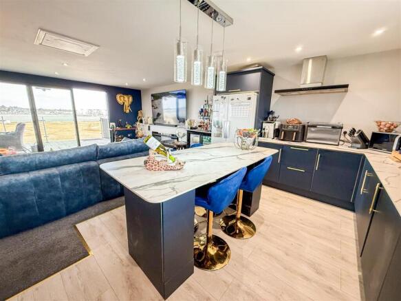 LOUNGE / KITCHEN / FAMILY AREA