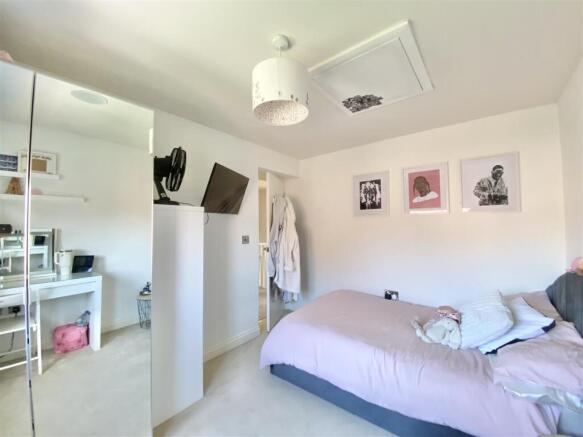 4 bed Detached for sale Image 11
