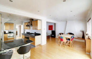 12, Avenue Close, London N14 4BJ