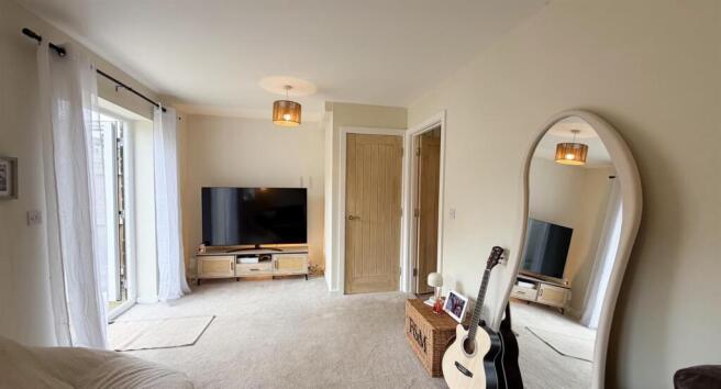 3 bed Semi-Detached for sale Image 8