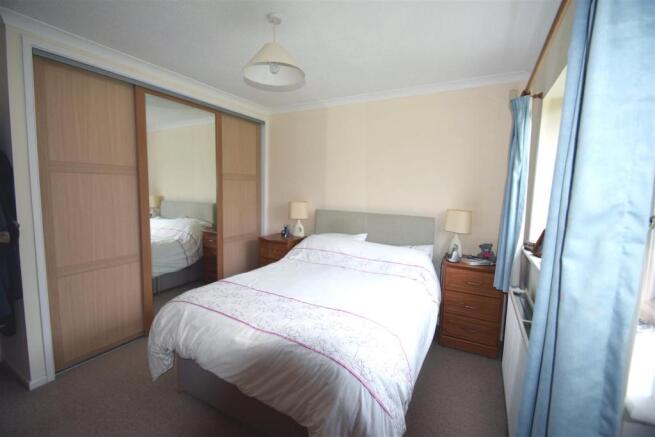 bedroom 1.JPG
