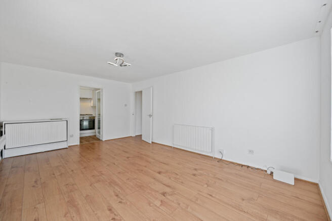 RCBB- flat 7 kingsclere court- reception 6 (1)