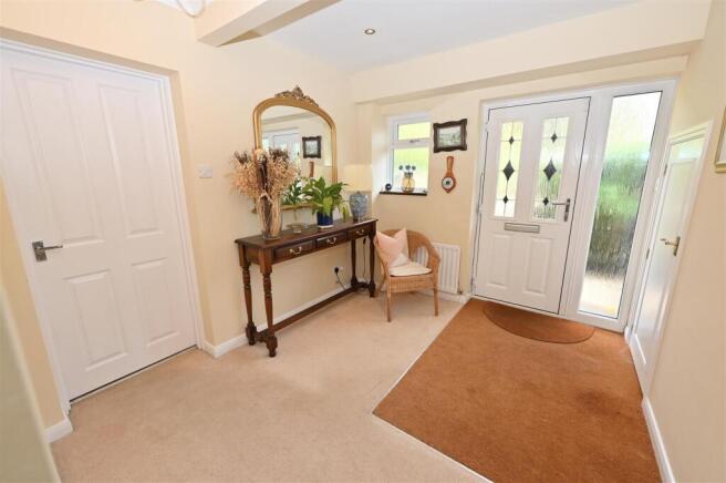 5 bed Detached for sale Image 7