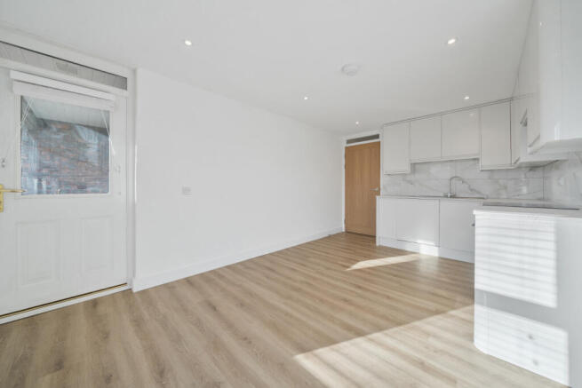 1408689-9-698352a...