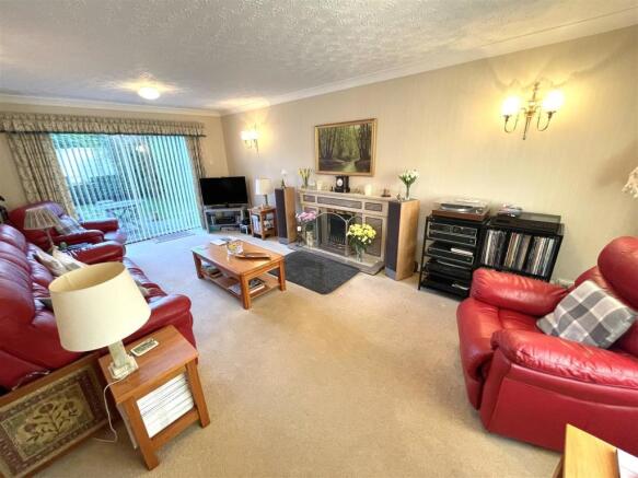 DOUBLE ASPECT LOUNGE :