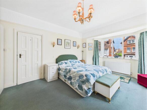 3 bed Flat for sale Image 11