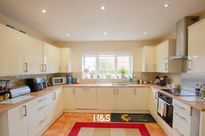 17 Rowthorn - Kitchen.jpg