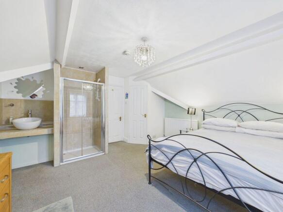 6 bed Semi-Detached for sale Image 11