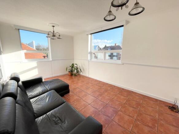 2 bed Flat to rent Image 2