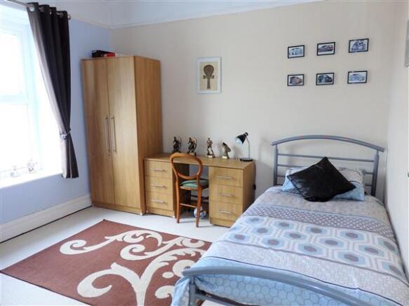 FRONT BEDROOM 2 :