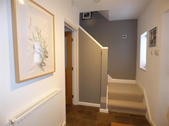 176 Wilsthorpe Road hallway.JPG
