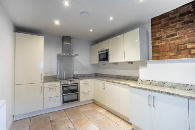 3 bed Terraced to rent Image 6