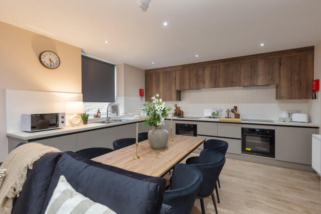 9 bed House of Multiple Occupation to rent Image 12
