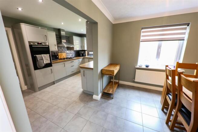 MODERN FITTED KITCHEN