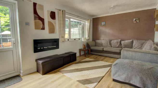Lounge (alt angle)
