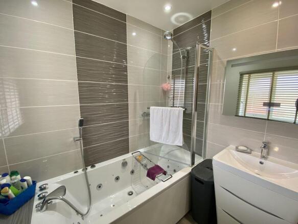 Family Bathroom/WC
