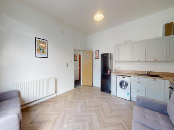 4 bed Apartment to rent Image 5