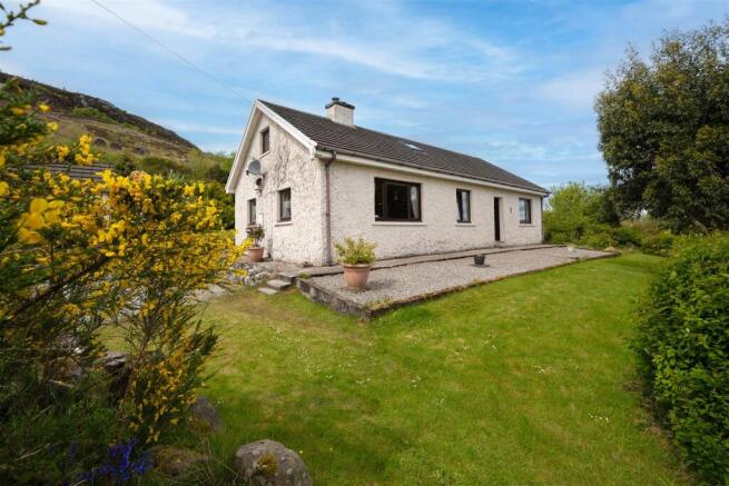 1- Front Aspect 1 Braes well maintained garden.jpg